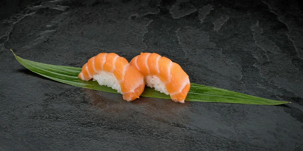 Mindre etterspørsel av sushi gjør at prisene på stor laks presses nedover.