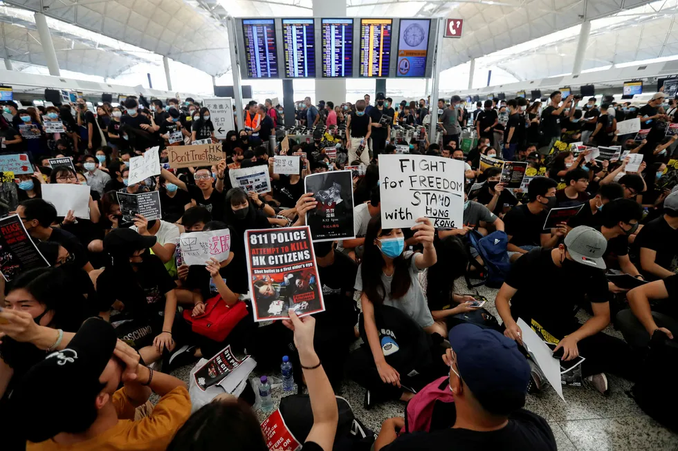 Et stort antall demonstranter blokkerer avgangshallen ved flyplassen i Hongkong mandag.