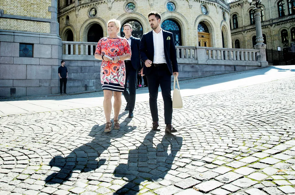 Finansminister Siv Jensen (Frp) mener lavere skatt og avgift kan gi mange kommuner en konkurransefordel. Til høyre statssekretær Petter Kvinge Tvedt (Frp). Foto: Berit Roald/NTB Scanpix