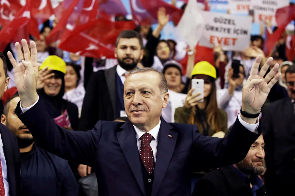 Tyrkias president Recep Tayyip Erdogan sier EU vil se et helt annet Tyrkia etter folkeavstemningen 16. april. Her fra et valgkampmøte i Istanbul sist søndag. Foto: Yasin Bulbul / Presidential Press Service, Pool Photo via AP /NTB Scanpix.