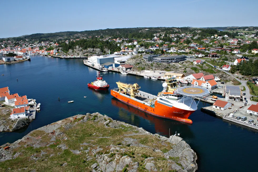 Skipet Norman Baltic foran Solstad Offshores hovedkontor i Skudeneshavn nord for Stavanger og sør for Haugesund.