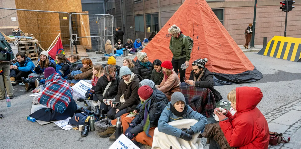 Når samene vant frem så bør også «Kystbrøl-aksjonen bli hørt, skriver innsenderne av dette debattinnlegget. Bildet er fra demonstrasjon mot vindmøllene på Fosen utenfor olje-og energidepartementet.