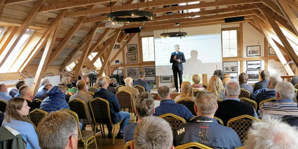 Arve Myklebust i Pelagisk Forening ledet møtet da havforskere møtte fiskerne i Austevoll.Foto: Nils Torsvik