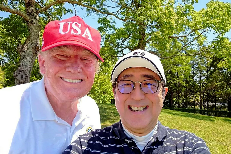 Japans statsminister Shinzo Abe rakk en runde golf med president Donald Trump søndag formiddag. Det resulterte blant annet i denne selfien som statsministerens kontor la ut på Instagram.