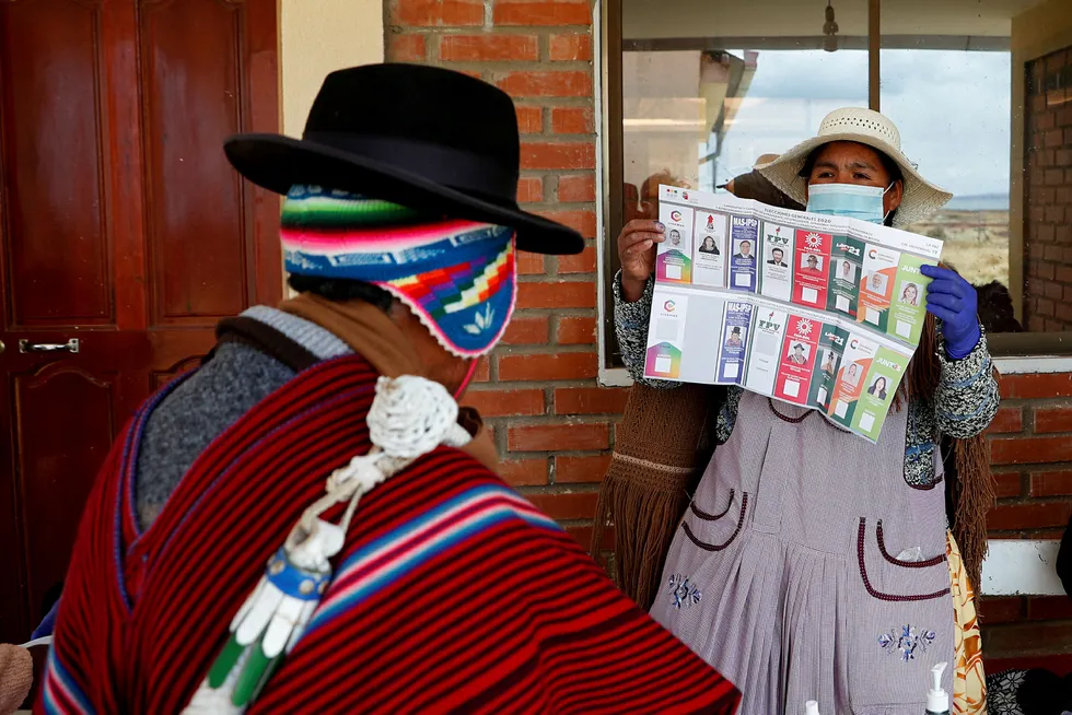 Resultatet fra valget på ny nasjonalforsamling i Bolivia er trolig ikke klart på flere dager, og landets interimspresident ber folk være tålmodige og unngå voldsbruk.