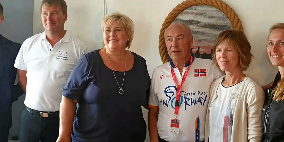 MØTTE OPPDRETTERE: (f.v.) Marius Arvesen (Kleiva Fiskefarm), Tore Lundberg (Gratangslaks), Erna Solberg, Odd Bekkeli (Salaks), Merete Kristiansen (Nordlaks) og Åse Valen Olsen (Sørrollnesfisk). Ikke med på bildet: Børre Arvesen (Kleiva Fiskefarm), Søren Balteskard, Elisabeth Balteskard og Arne Balteskard (Northern lights salmon), Olav Henry Olsen og Haralds Martin Valen (Sørrollnesfisk), Cato Haakseth (Astafjord kasseri).