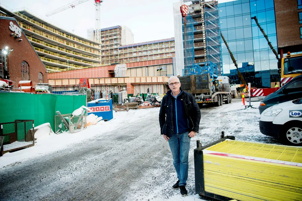 Driftsdirektør Jon Einar Sivertsen i SF kino foran det som blir kjedens nye kinosenter på Storo i Oslo i mars. De satser hardt på å lokke publikum med Imax-sal og luksuriøse lenestoler med setevarme. Foto: Mikaela Berg