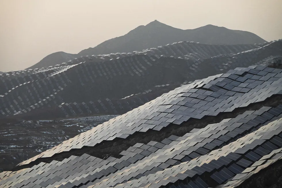 Åssider kledd med solcellepaneler, nær Zhangjiakou, en av OL-byene i 2022, i Hebei-provinsen i Kina.