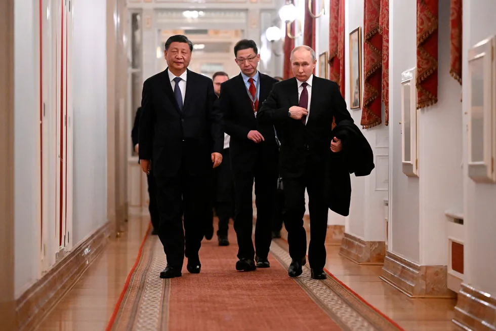 Kinas president Xi Jinping er på sitt første utenlandsbesøk etter at han nylig ble gjenvalgt for fem nye år. Turen gikk til Moskva og president Vladimir Putin. Han har med seg en skisse til fredsplan for Ukraina.