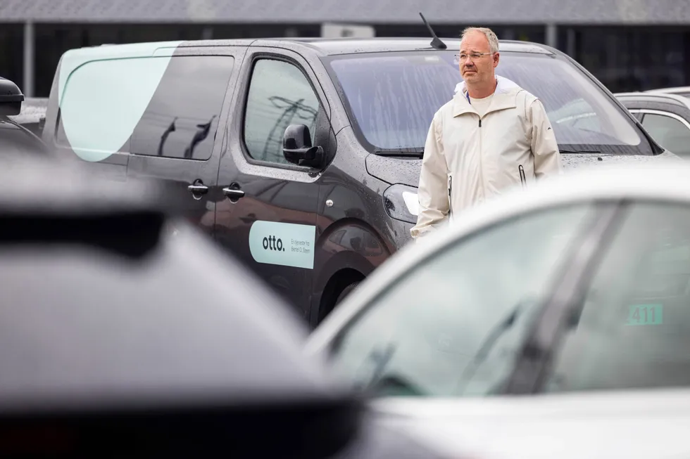 Martin Vik og bildelingstjenesten Otto har nå tatt bilparken kraften ned etter at selskapet trakk seg ut av offentlig bildeling. Her er han ved Bertel O. Steen hovedkontor i Lørenskog.