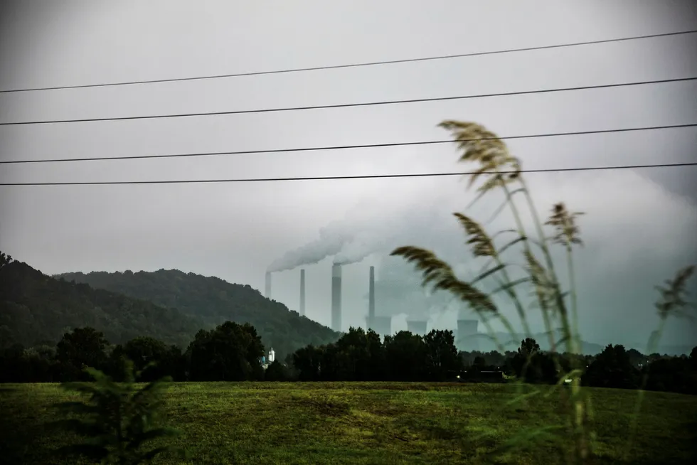 De som vil eie aksjer i kullkraftverk og -gruver, ser ut til å tjene mer. Karbonintensive prosjekter krever dermed høyere avkastning, og det blir færre av dem som lønner seg. Her kullkraftverk i Vest-Virginia i USA.