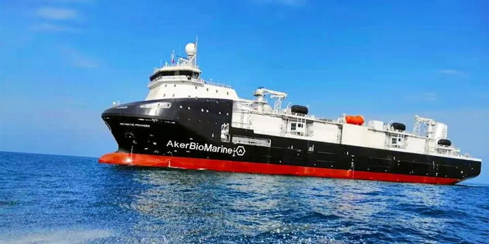 Krillbåten «Antarctic Provider» til Aker Biomarine har med seg krillmel som skal brukes i fôr til oppdrettsfisk.