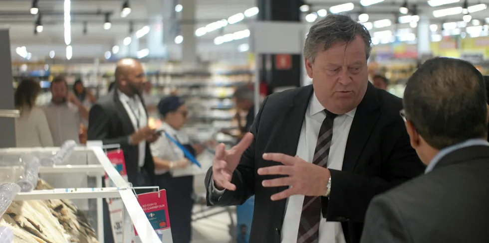 Fiskeriminister Harald T. Nesvik, her i møte med kunder på Carrefour markedet i Rio, Brasil.