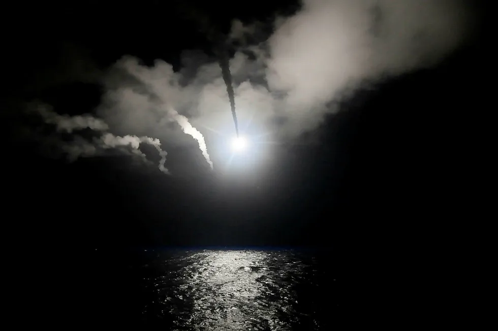 Det amerikanske marinefartøyet USS Porter angrep natt til fredag Assad-regimet i Syria. Foto: Handout/Reuters/NTB Scanpix