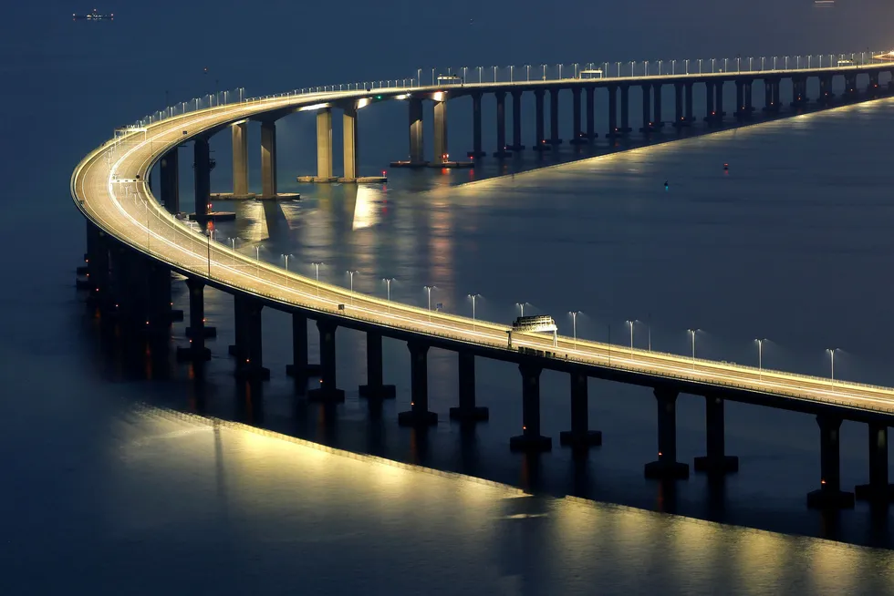 Broen som knytter sammen Hong Kong, Macau og Kina ble åpnet mandag.