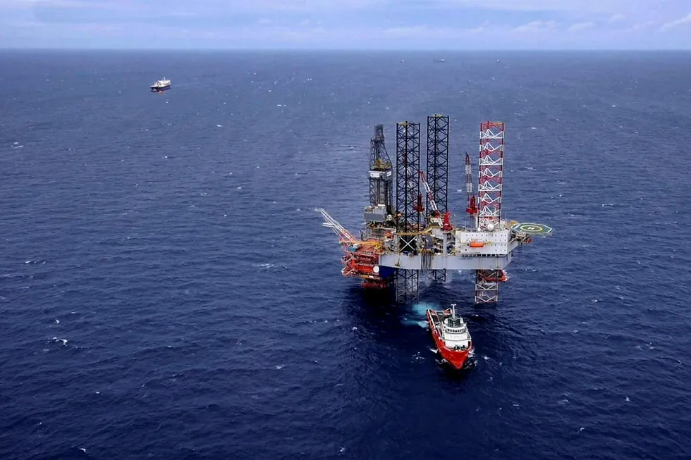 Drilling campaing: the Manora oil platform off Thailand