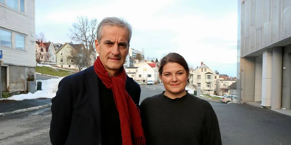 UKLART: Aps Cecilie Myrseth og Jonas Gahr Støre er opptatt av norsk sjømatindustri, men fremdeles vet vi ikke hva partiet egentlig vil med industrien.Foto: Jørn Mikael Hagen