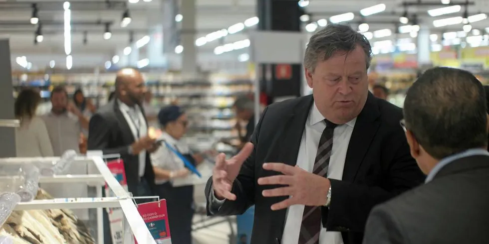 SAMSUNG CSC I BRASIL. Fiskeriminister Harald T. Nesvik snakker varmt om norsk klippfisk i møte med kunder på Carrefour markedet i Rio, Brasil. Nå må han gjøre noe mer enn bare reise rundt og snakke. Endring må til, mener Fiskeribladet på lederplass.Foto: Halvard Wensel, NFD