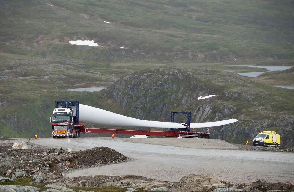 Nordlys Vind på Kvaløya i Tromsø kommune er ett av mange vindkraftprosjekter under bygging i Norge. Her fra en vingetransport i sommer.