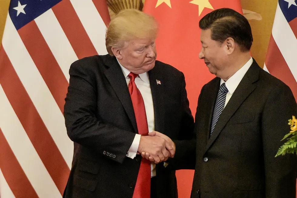 President Donald Trump håndhilser på Kinas president, Xi Jinping etter en prssekonferanse i Beijing, 9. november. De hadde samtaler om blant annet handel og Nord-Korea. Foto: FRED DUFOUR