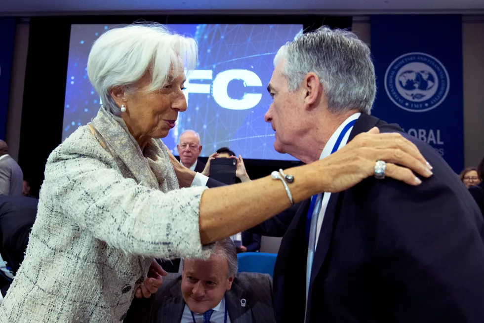 Christine Lagarde og Jerome Powell styrer henholdsvis den europeiske og den amerikanske sentralbanken. Begge øker renten for å få ned inflasjonen. Vil de lykkes med å få ned prisveksten uten å skape resesjon?