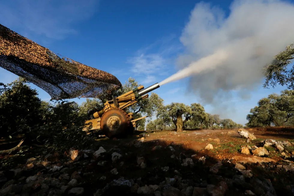 Tyrkiskstøttede opprørere (bildet) kjemper mot syriske regjeringsstyrker i Idlib-provinsen nordvest i Syria. Kamphandlingene har gjort store områder gjort ubeboelige, ifølge ny rapport.