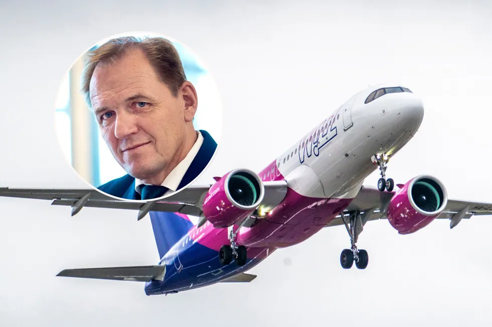Wizz Air har startet flyvninger på norsk innenriks, og de ansatte om bord er fløyet inn fra Polen. Leder Yngve Carlsen (innfelt) i Norsk Flygerforbund reagerer kraftig på innholdet i arbeidskontraktene til flere av dem.