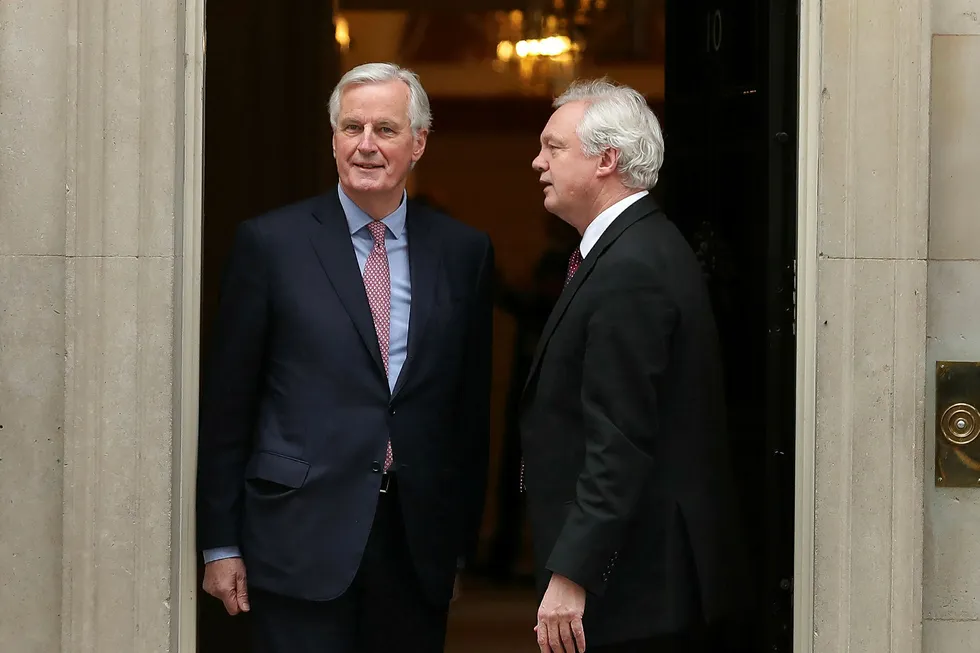 EUs sjefforhandler Michel Barnier (til venstre) vil ikke garantere noen overgangsperiode. Her med britenes brexityminister David Davis i London tidligere denne uken. Foto: Daniel Leal-Olivas/AFP/NTB Scanpix