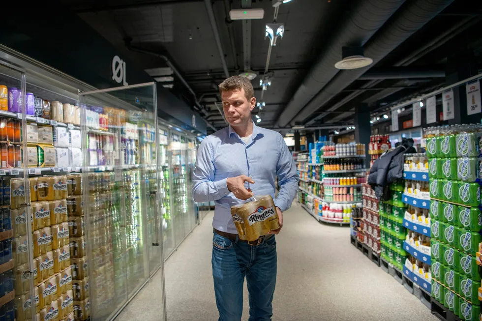 Et svært godt dagligvaremarked har hittil hindret Ringnes å permittere ansatte. Kommunikasjonssjef Nicolay Bruusgaard i Ringnes må belage seg på at øl fortsatt ikke kan selges på puber og barer, men kun i dagligvarebutikker.
