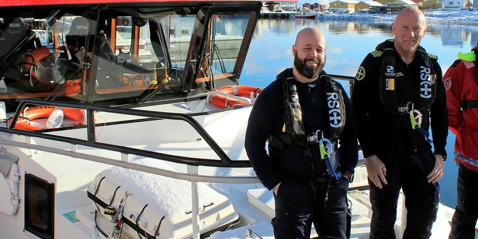 KLARE: Skipper Lars Petter Helminsen, styrmann Jan-Olaf Johansen og maskinsjef Regin Didriksen på redningsskøyta «Stormbull» er klare til å rykke ut om det skulle være behov for deres bistand på havet ved Røst.