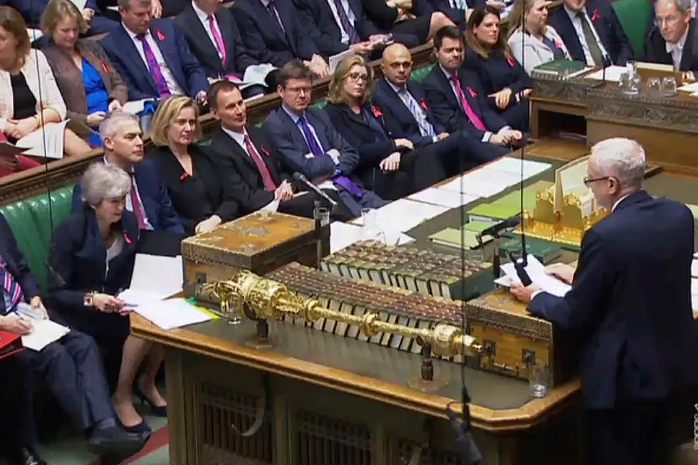 Labour-leder Jeremy Corbyn (stående) og statsminister Theresa May (nummer to fra venstre) klarte ikke å bli enige om formatet på tv-debatt. Tirsdag blir det miljøslagsmål i parlamentet.