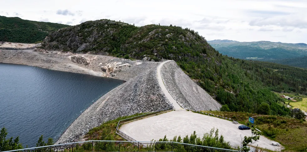 Fyllingsgraden i vannmagasinene helt sør i Norge (NO2) har vært rekordlav for årstiden de siste ukene. Data fra ENTSOE viser at produksjonen fra regulerte kraftverk har gått ned, men fortsatt helt dominerer kraftproduksjonen. Bildet er fra Vatnedalsdammen i Agder.