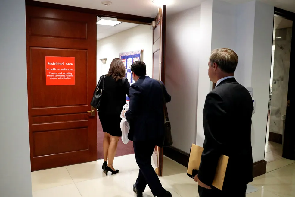 Twitter får kritikk etter høring i Kongressen. På bildet går tre representanter fra Twitter inn døren til det lukkede møtet. Foto: Alex Brandon/AP photo/NTB scanpix
