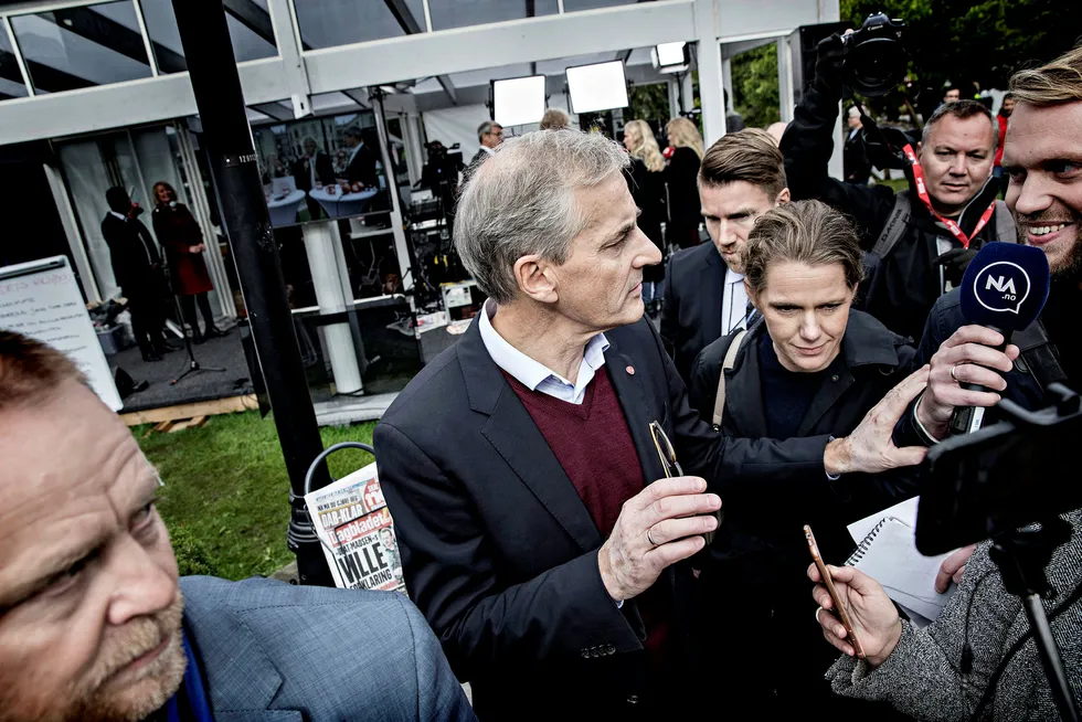 Jonas Gahr Støre møtte et stort pressekorps etter valgsendingen til Dagbladet utenfor Stortinget torsdag ettermiddag. Aleksander Nordahl