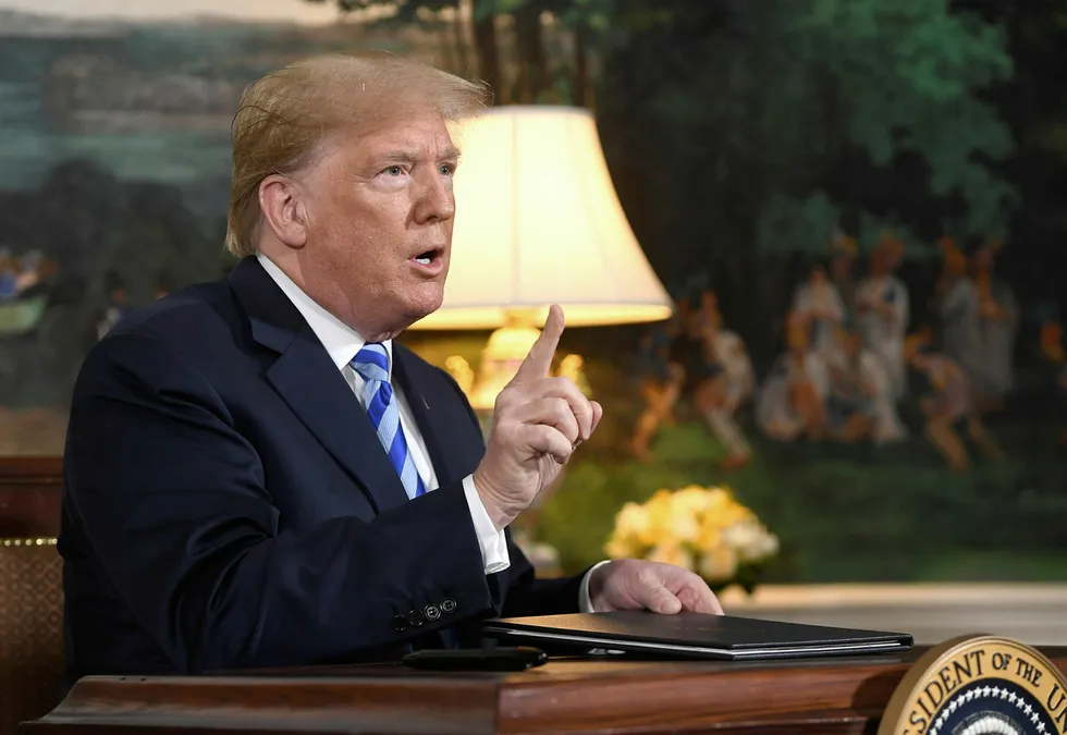 USAs president Donald Trump underskriver tirsdag kveld dokumentene som skraper atomavtalen og gjeninnfører sanskjonene mot Iran. Foto: Saul Loeb/AFP/NTB Scanpix