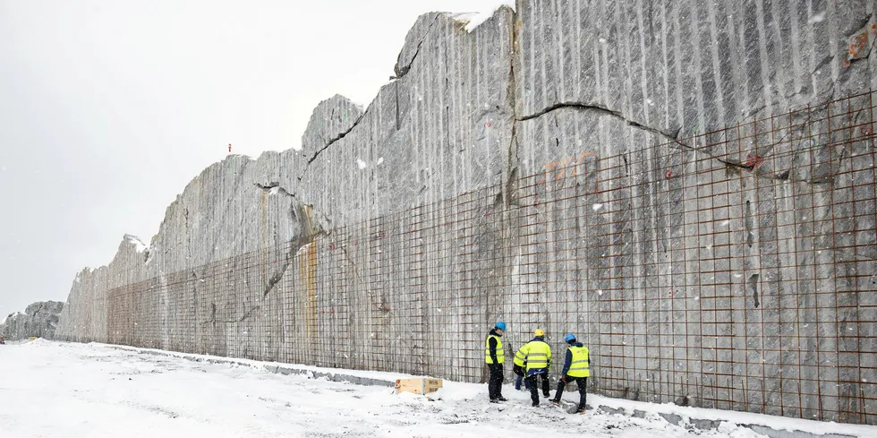 Anleggsarbeid ved Gigante Salmon sitt landbaserte anlegg i Rødøy kommune sør for Bodø. Selskapet skal bygge tre gigantiske tanker, hvor et gjennomstrømmingsanlegg skal produsere laks på land, på en liten holme.