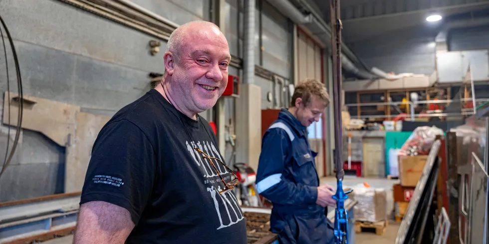 – Vi har mye å gjøre, det er fult i verkstedhallen nå. Hadde vi hatt en hall til er jeg sikker på at stått en båt der også, sier industrimekaniker Roar Pettersen (t.h.). Her fotografert sammen med prosjektleder Tor Kløkstad.