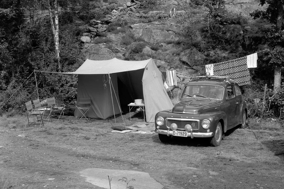 Campingliv med Volvo PV på 1960-tallet, en tid da barn gjerne lå på bilens hattehylle og barneseter knapt nok var oppfunnet.