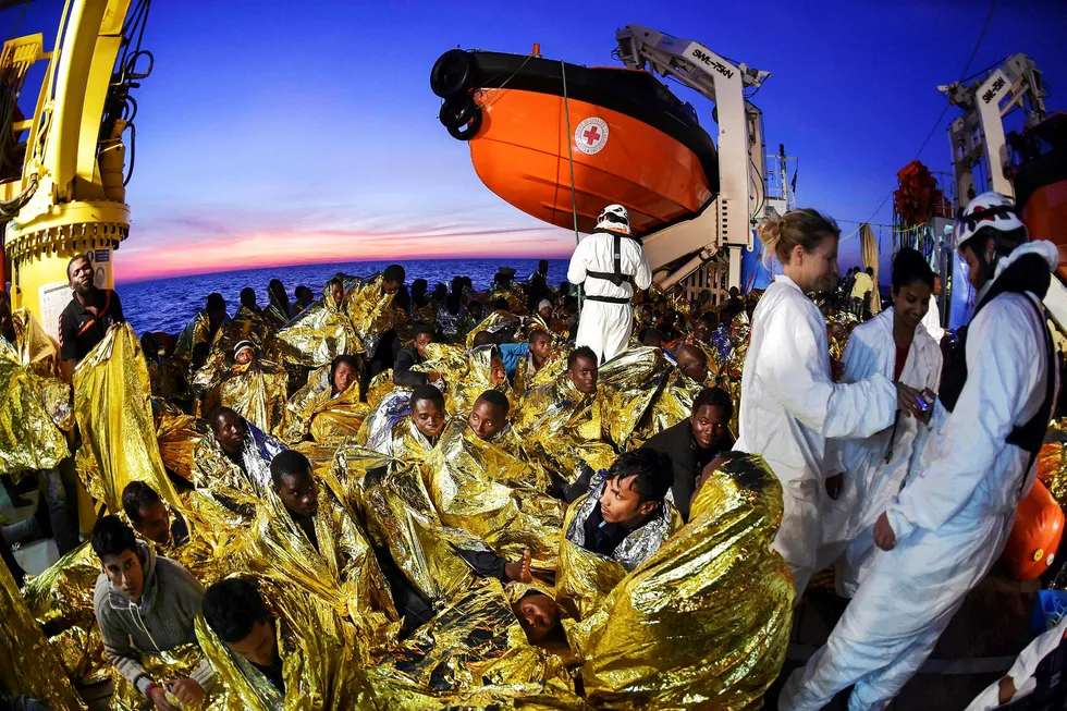 65 millioner er på flukt. Flyktningene på bildet ble reddet 25. november utenfor kysten av Malta av den maltesiske organisasjonen Migrant Offshore Aid Station og italienske Røde Kors. Bildebyrået AFP valgte dette til årets bilde 2016. Foto: Andreas Solaro/Afp/NTB Scanpix