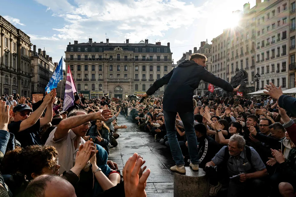 Anti ytre høyre-demonstrater samlet seg på Terreaux-plassen i Lyon, Frankrike, etter at resultatene i europaparlamentsvalget viste at ytre høyre sikret flere seter i parlamentet som følge av høyprofilerte seiere i Italia, Østerrike og Frankrike.