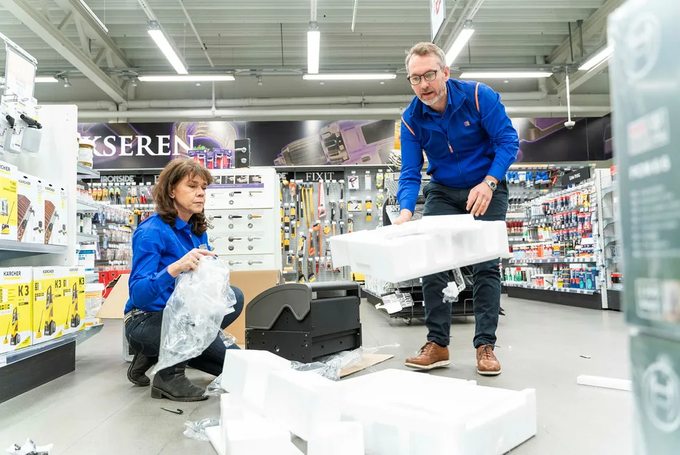 Butikksjef Jannicke Hovind og konsernsjef Espen Karlsen i Jernia pakker opp en grill produsert i Kina og sitter igjen med en stor haug isopor- og plastemballasje. – Det er dette vi nå skal til livs, sier Karlsen.