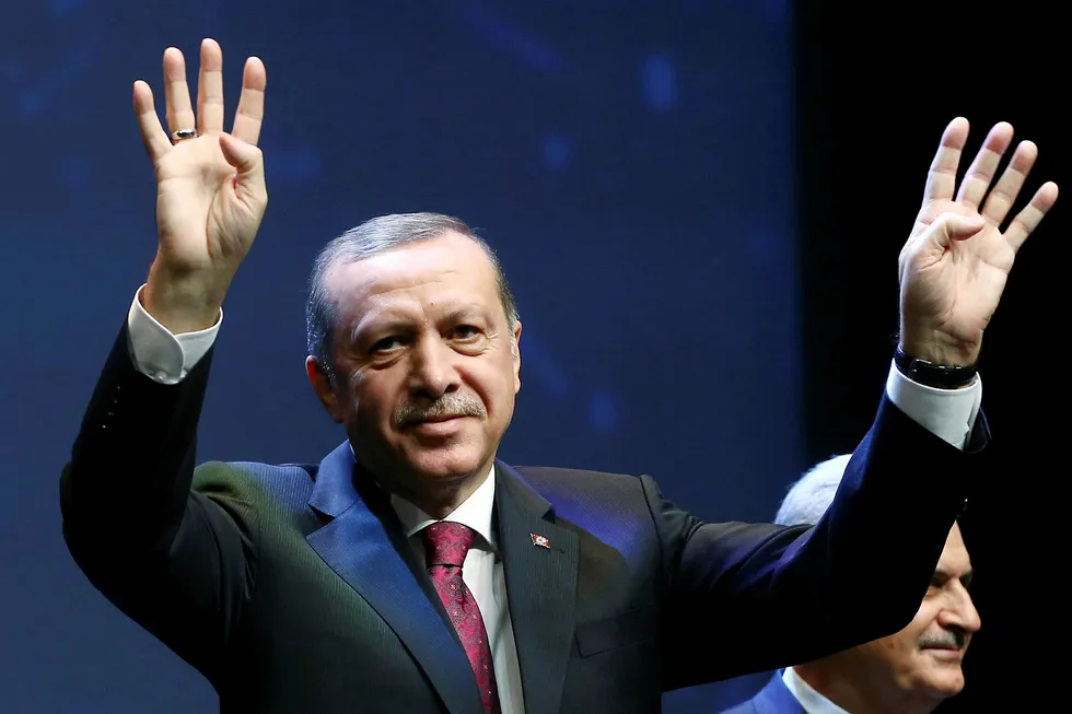 President Recep Tayyip Erdogan har sørget for utrenskninger i det tyrkiske militære - også ved Natos hovedkvarter. Nå skal tilliten gjenopprettes. Foto: Kayhan Ozer/AP/NTB Scanpix