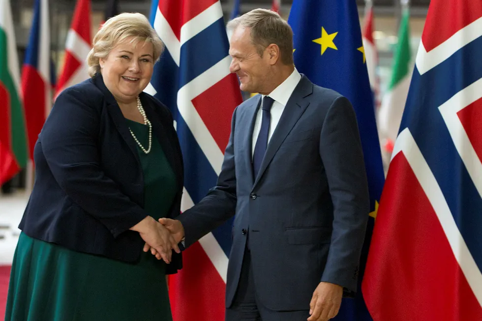 Statsminister Erna Solberg (H) møtte EUs president Donald Tusk da hun besøkte Brussel tirsdag. Foto: Virginia Mayo / AP / NTB scanpix