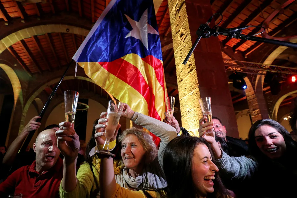 Separatister i Spania feiret i natt etter at de som ønsker løsrivelse fikk flertall i regionforsamlingen i Catalonia. Foto: Albert Gea/Reuters/NTB scanpix