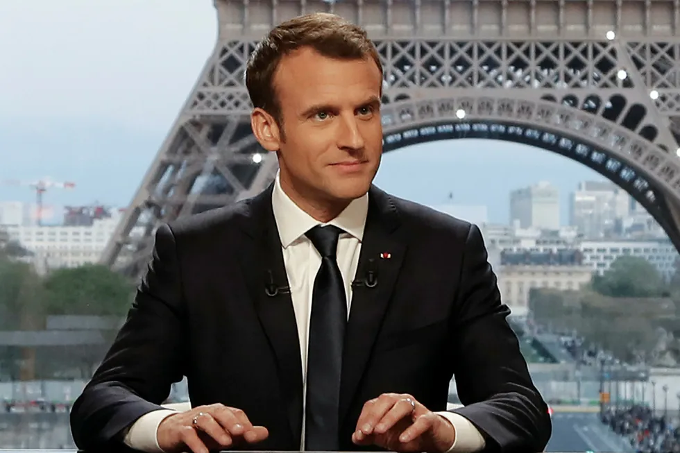 Frankrikes president Emmanuel Macron snakket om rakettangrepet i Syria i et tv-intervju søndag. Foto: Francois Guillot/AFP photo/NTB Scanpix