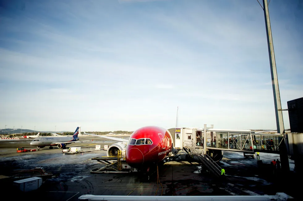 På Oslo lufthavn blir et fly fra russiske Aeroflot gjort klar for avgang, mens Norwegians Boeing Dreamliner ikke får fly over Russland på vei mot Sørøst-Asia. Nå får Regjeringen hard kritikk fra selskapet.