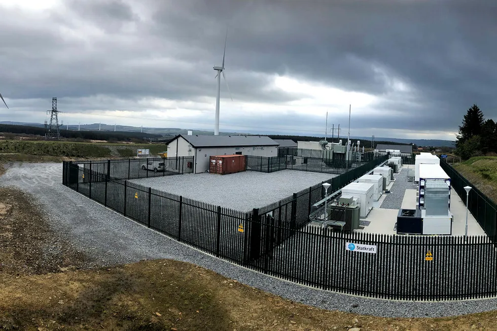 Statkraft bygger ut vindkraft i Irland og tester nå ut denne batteriparken. Batteriet på 11 MW er Irlands første i sitt slag og er bygget ved transformatorstasjonen til Kilathmoy Wind Farm.