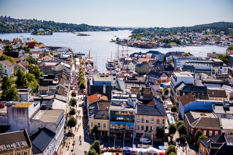 Under Arendalsuka er Arendal et sted der statsministeren, regjeringsmedlemmer og lederne for landets største bedrifter trasker gatelangs og slår av en prat med både journalister og vanlige folk. En slags Kardemommeby for makten der tilliten er stor og diskusjonsklimaet konstruktivt.