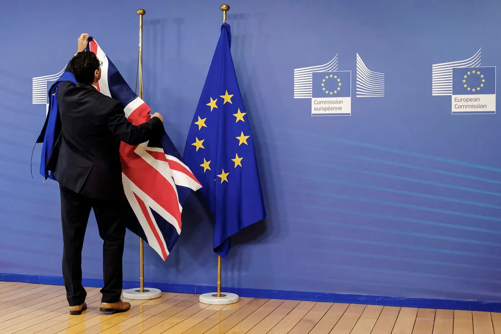Flaggene settes opp før et møte mellom EUs sjefforhandler Michel Barnier og den britiske brexitministeren David Davis i Brussel 17. juli. Foto: Geert Vanden Wijngaert/AP/NTB Scanpix