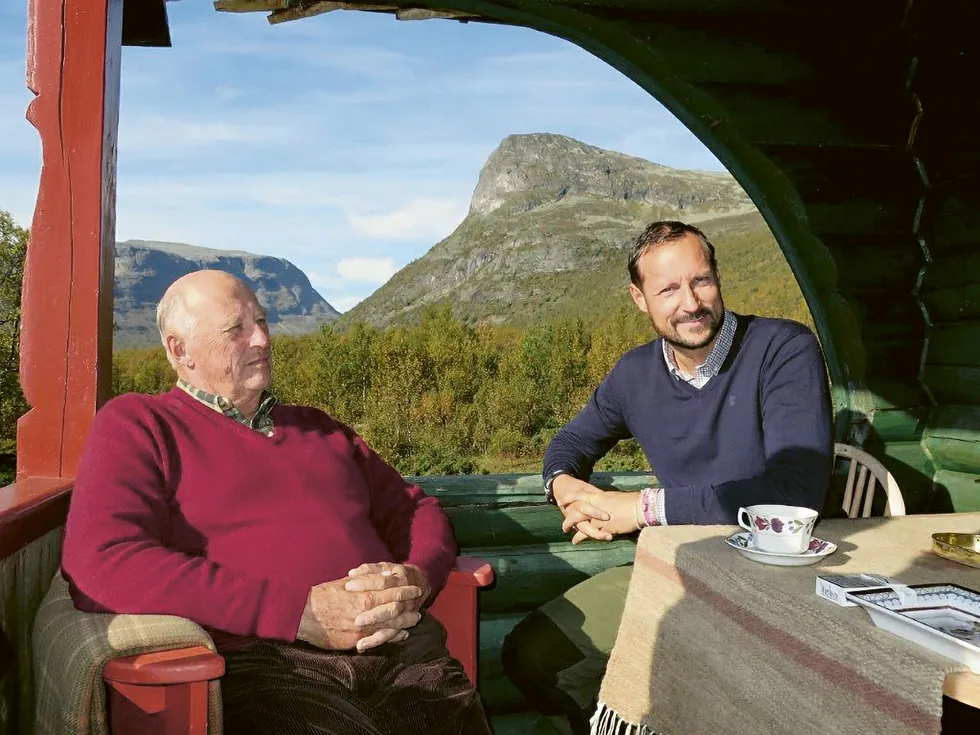 Kong Harald og kronprins Haakon på hytta. I boken «Kongen forteller» av Harald Stanghelle uttrykker kongen sin bekymring for medieutviklingen.